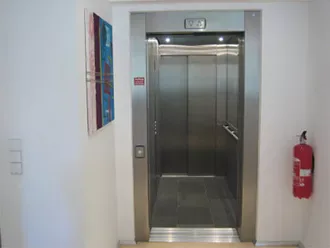 Moderner Aufzug im Gebäude der Schönheitsklinik Berlin