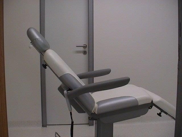 Behandlungsstuhl in der Privatklinik für ästhetische Chirurgie in Berlin – Dr. Kümpel